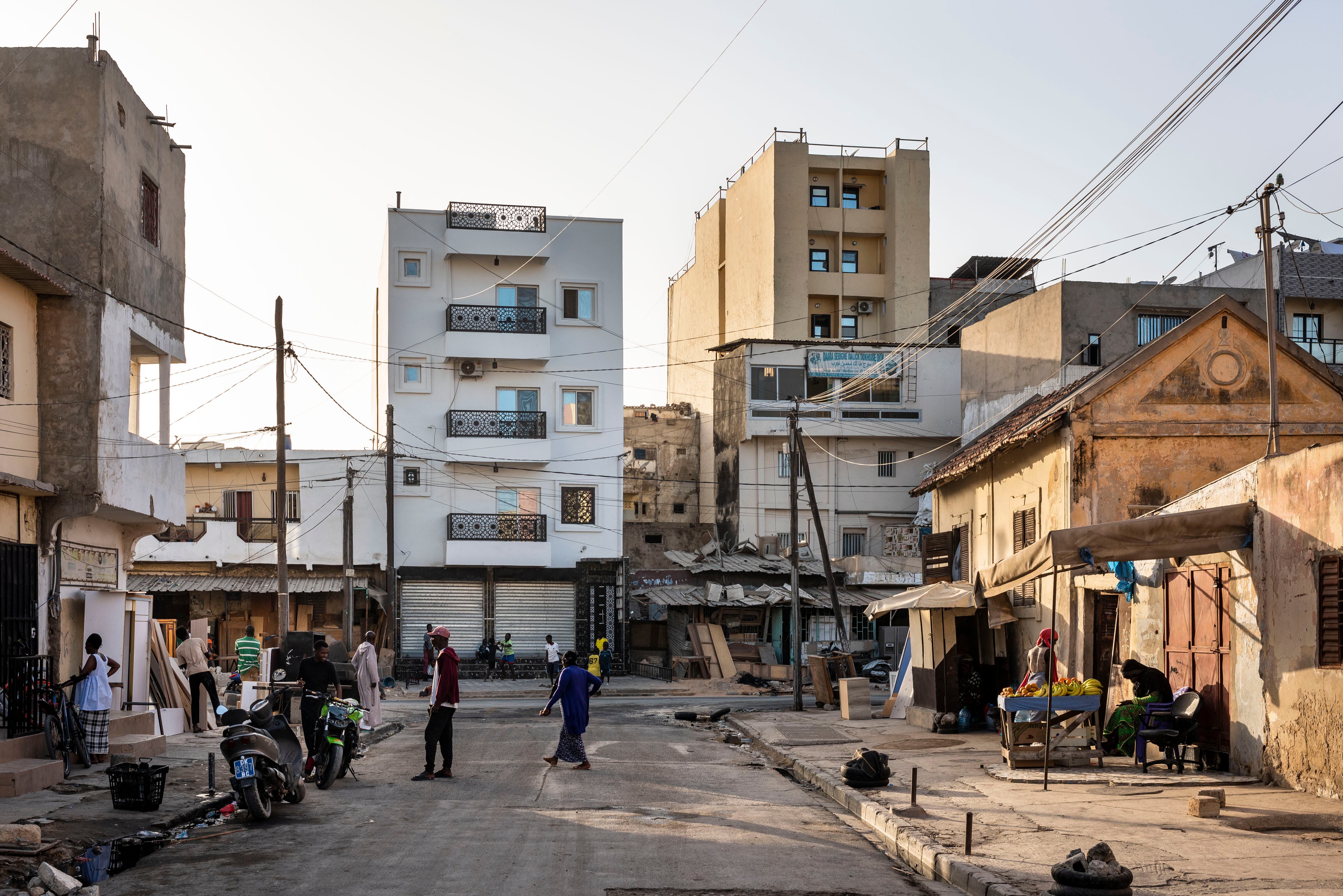 Vecinos del barrio de La Medina, en la capital de Senegal, fotografiados el pasado mes de mayo.