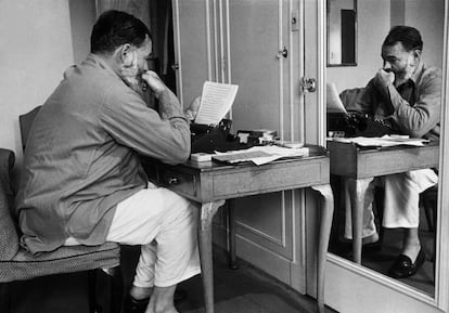 Ernest Hemingway sentado frente a su mquina de escribir.