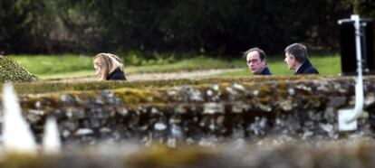 Julie Gayet y François Hollande dando un paseo en el parque de Lanteme en abril.