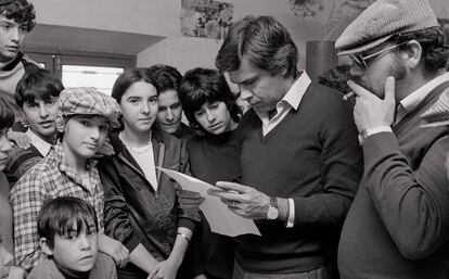 Felipe González, entonces secretario general del PSOE, reunido con familias de mineros en 1982.