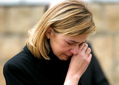 La infanta Cristina llora al abandonar la catedral de la Almudena después del funeral.