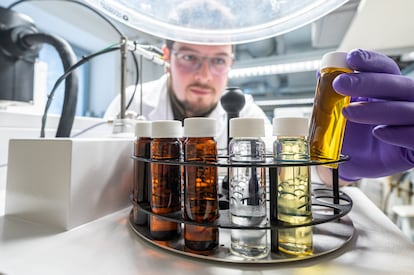 Un científico elige entre varias muestras de combustibles alternativos en un laboratorio de Baviera (Alemania).