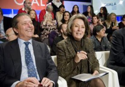 Federico Mayor Zaragoza y Rosa María Mateos, en la presentación de la la plataforma "Ojalá" de apoyo a Alfredo Pérez Rubalcaba, en Madrid.