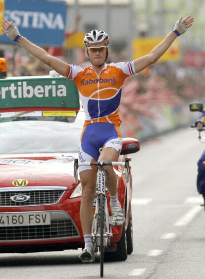 El ciclista del Rabobank celebra la victoria