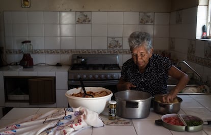 María del Refugio Ruiz Félix, una de las madres rastreadoras, cocina para el recetario.