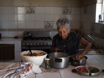 María del Refugio Ruiz Félix, una de las madres rastreadoras, cocina para el recetario.
