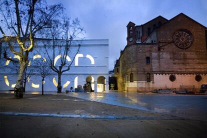 Vista ayer del nuevo Teatro CCCB, junto a la iglesia de Santa Maria de Montalegre.