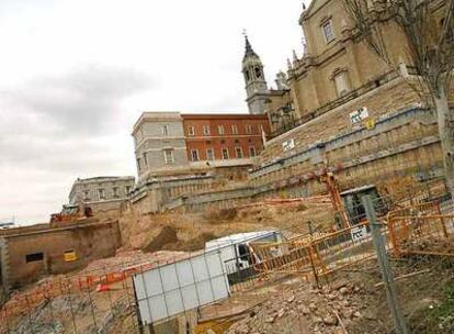 Frente en el que se excava el talud, bajo la catedral de la Almudena, y se reviste con un muro de contención provisto de pilotaje.