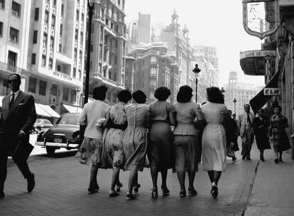 Señoritas paseando por la Gran Vía