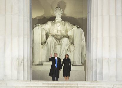 Trump y la entrante primera dama, su mujer Melania, frente al monumento a Lincoln en Washington. 