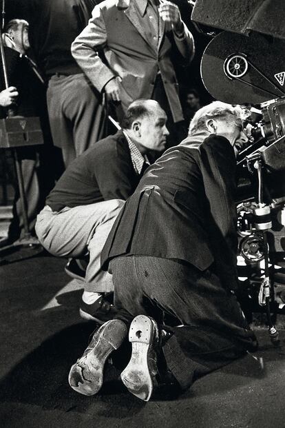 Año 1952, en un estudio de California. Capas de realidad: Charles Chaplin, director, mira a través de una cámara en la grabación de Candilejas; mientras, el agujero del zapato descubre en la misma persona al actor, a Charlot.