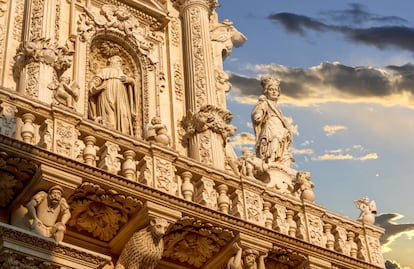 Detalle de la basílica de estilo barroco de la Santa Croce, en Lecce.