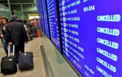 Vista de un panel en el aeropuerto de El Prat, en Barcelona, en el que se informa de la cancelación de los vuelos. EFE/Archivo