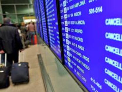 Vista de un panel en el aeropuerto de El Prat, en Barcelona, en el que se informa de la cancelación de los vuelos. EFE/Archivo
