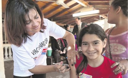 Las campañas de vacunación son como una fiesta en Latinoamérica, pionera en erradicar la viruela, la polio y la rubéola.