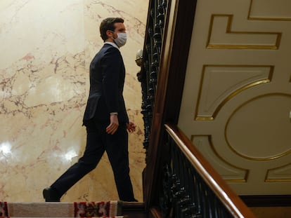 Casado abandona el hemiciclo tras una breve intervención en la sesión de control al Gobierno, este miércoles, en el Congreso de los Diputados.