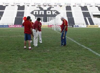 El seleccionador Luis Aragonés, a la derecha, y sus ayudantes examinan el estado del césped del estadio Toumba, en Tesalónica.