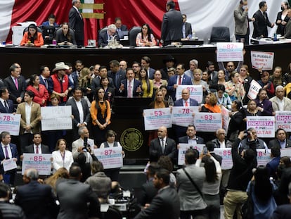 Los diputados de Morena, durante la votación de la propuesta de reforma constitucional de López Obrador, el 6 de diciembre.