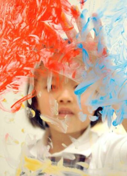 Una niña participa en un taller de la obra social de La Caixa.