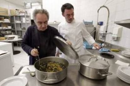 El chef Ferrán Adriá (i) junto al jefe de cocina de El Bulli, Marc Cuspineda, durante la presentación de la aplicación informática "Adriá en Casa" que ha tenido lugar hoy en Madrid.