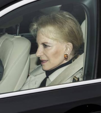 María Cristina de Kent, con el detalle de su broche.