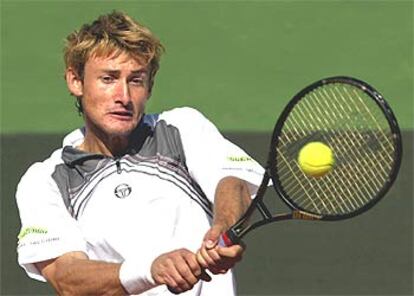 Juan Carlos Ferrero, en una devolución, ayer, frente a Cristof Vliegen.