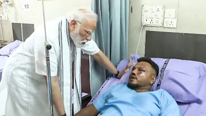 El primer ministro indio, Narendra Modi, visitaba al único superviviente del accidente de Air India, Vishwash Kumar Ramesh, en el hospital de Ahmedabad el pasado viernes.