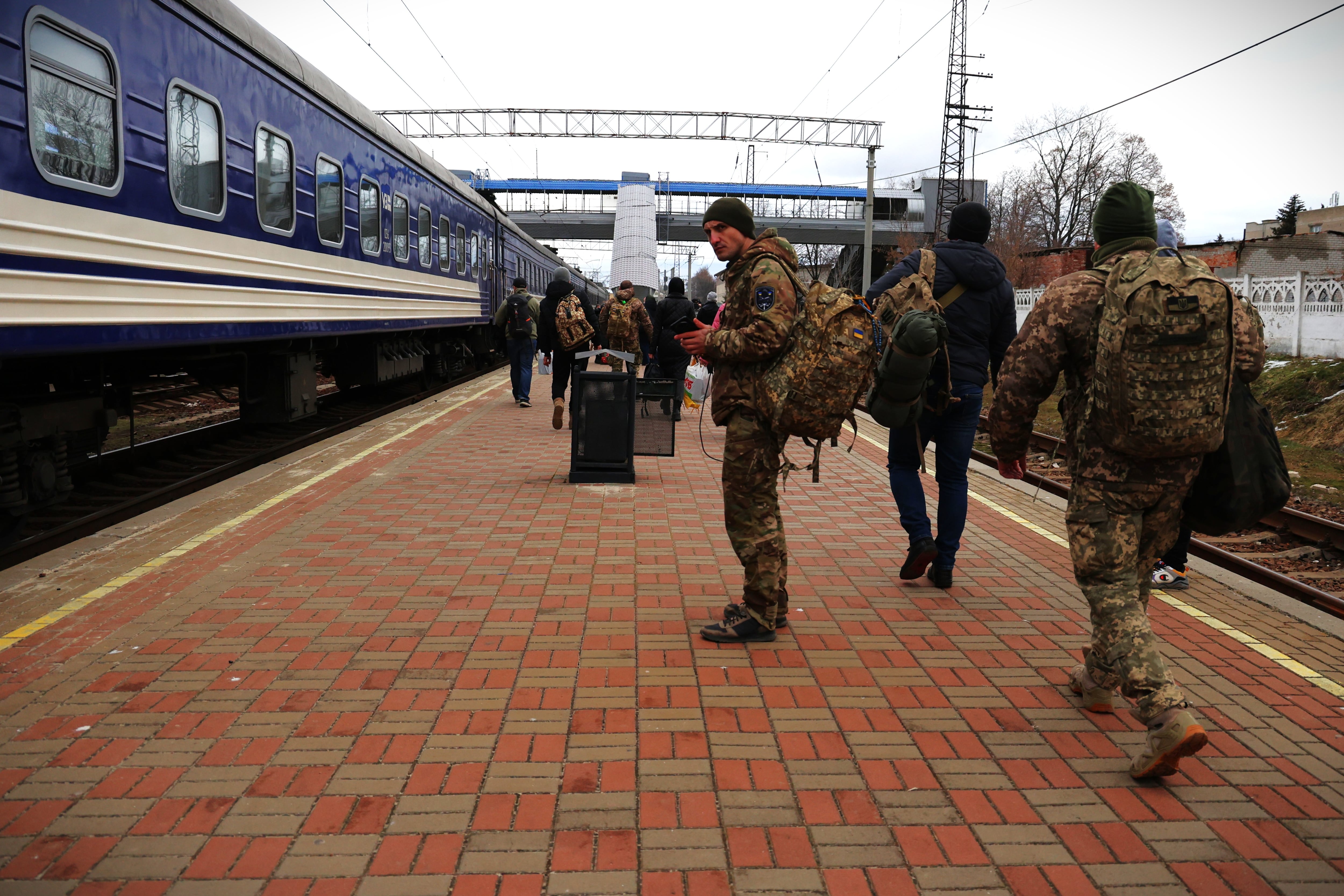 Militares tras descender de los vagones a la llegada a la estación de Lozova, la última de la ruta.