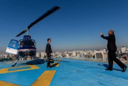 Estudante Steven Holanda pede uma foto antes de embarcar rumo ao Campo de Marte. 