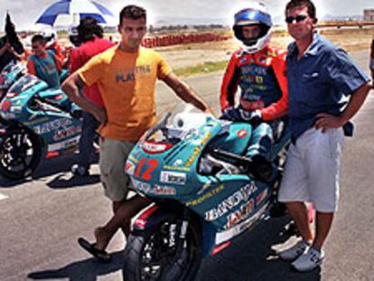 Nico Santana, en el circuito de Cheste, junto a su padre (a la derecha).