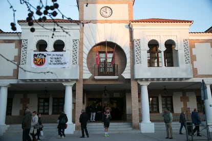 En la fachada de la Casa de la Cultura de Torrejón de la Calzada cuelga una pancarta en contra de la construcción de la planta de biogás en Cubas de la Sagra