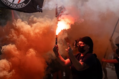 Una mujer enciende bengalas durante la marcha en Santiago en Chile.  