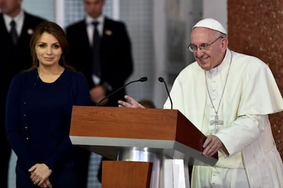 Este domingo, Angélica Rivera acompañó al papa Francisco a un hospital pediátrico y allí visitió un sencillo conjunto en azul marino con un jersey.