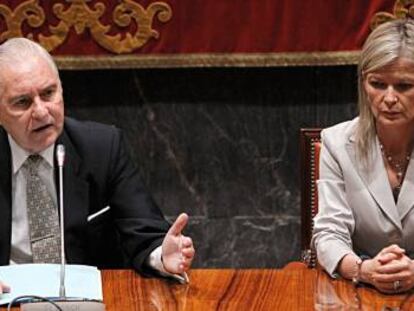 El presidente del Consejo General del Poder Judicial y del Tribunal Supremo, Carlos Dívar, junto a la portavoz, Gabriela Bravo.