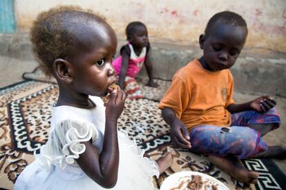 La familia de Maria suele comer alubias y arroz. Dietas extremadamente pobres como esta, junto con un limitado acceso a los servicios de salud, epidemias y escaso saneamiento han incrementado los casos de malnutrición en el país africano. 
El informe de Unicef recoge los testimonios de jóvenes como Yangde (nombre ficticio), empujado a tomar las armas para escapar del hambre y de la pobreza. "No teníamos nada en casa, ni comida. Pensé que era mejor unirme a los rebeldes y luchar contra el Gobierno", cuenta este adolescente de 17 años. "Nos enseñaron a combatir y disparar, nos trataban mal. Nos obligaban a cocinar, a llevar agua, a hacer fuegos". Más de 19.000 niños han sido reclutados en las filas de las fuerzas o grupos armados en Sudán del Sur.