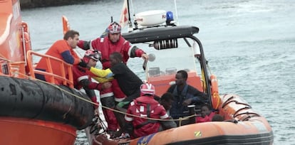 Dos de los 29 inmigrantes trasladados al puerto de Tarifa (Cádiz), tras ser rescatados por Salvamento Marítimo el lunes.