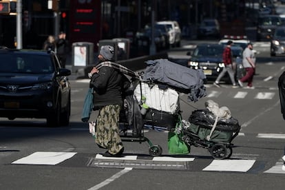 Un vagabundo cruza una de las avenidas de Manhattan, en Nueva York.