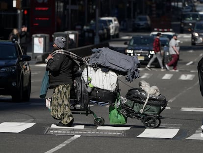 Un vagabundo cruza una de las avenidas de Manhattan, en Nueva York.