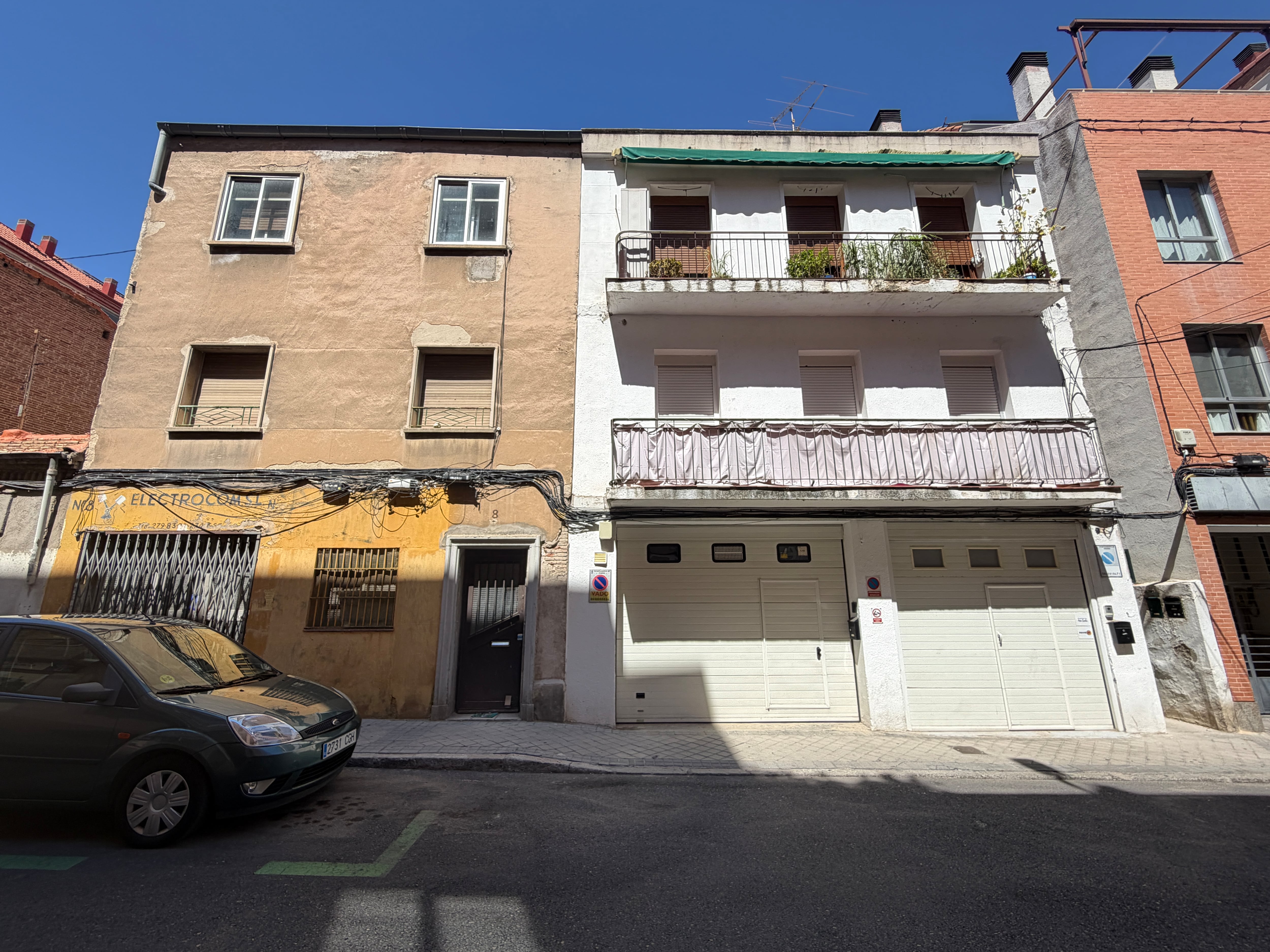 Edificio en ruinas en la calle Gonzalo Sandino junto a un garaje reconvertido en piso.