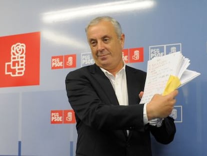 Pachi Vázquez muestra los documentos que no se entregaron al fiscal