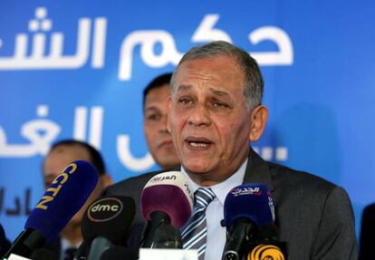 Mohamed Anuar Sadat durante la rueda de prensa en la que anunció su retirada de la carrera electoral.