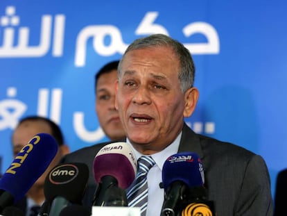 Mohamed Anuar Sadat durante la rueda de prensa en la que anunció su retirada de la carrera electoral.