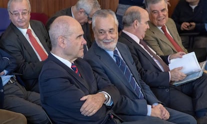 Los expresidentes Manuel Chaves y José Antonio Griñán, durante el juicio en la Audiencia de Sevilla.