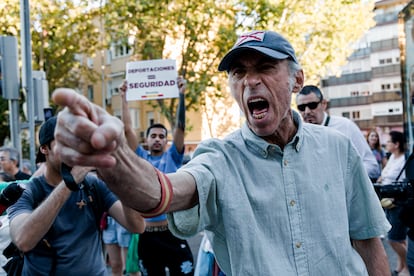 Un hombre increpaba el martes a la Policía durante una protesta contra un centro de acogida de menores inmigrantes, en Madrid