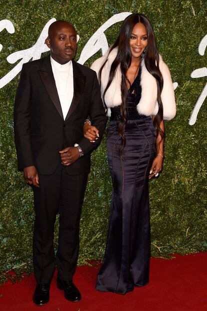 Naomi Campbel, con vestido azul de Alexander McQueen y Edward Enninful. El estilista y director de moda de W Magazine fue galardonado con el Isabella Blow Award.