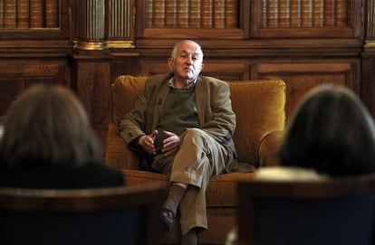 El escritor Juan Goytisolo, en la Biblioteca Nacional de España.