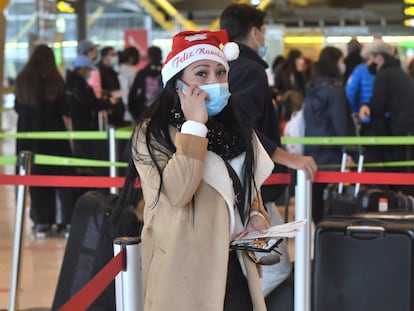 Una viajera en el aeropuerto de Madrid-Barajas, el pasado 23 de diciembre.