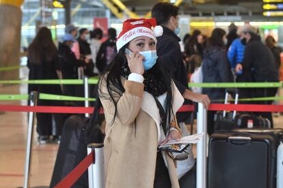 Una viajera en el aeropuerto de Madrid-Barajas, el pasado 23 de diciembre.