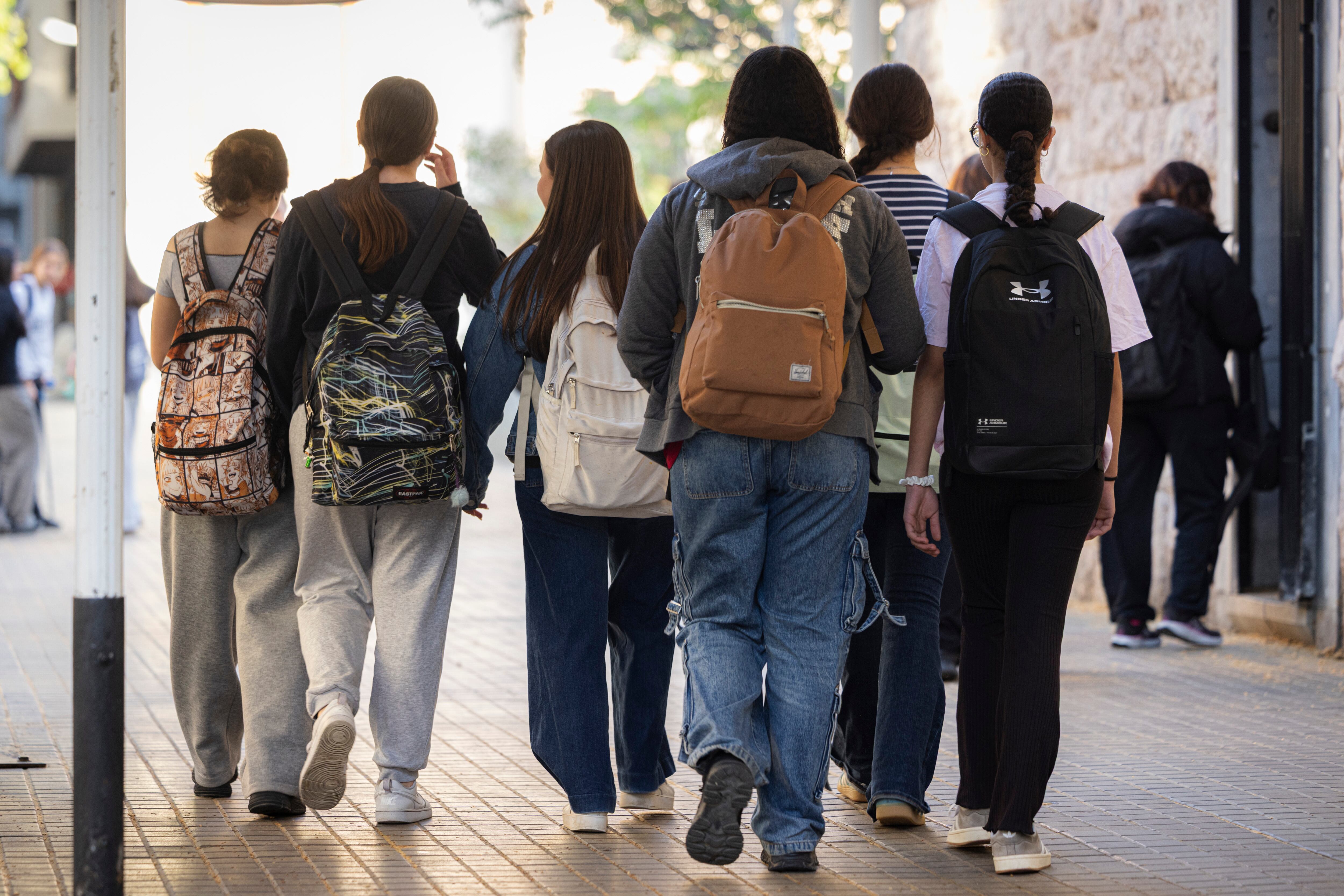 Estudiantes en la entrada a un instituto en el barrio barcelonés del Raval.