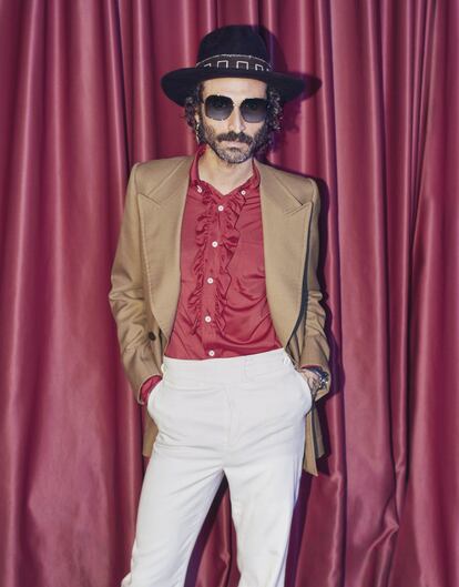 <b>1966 Se publica ‘Revolver’ de The Beatles</b> <br>Americana de Gucci, camisa con chorreras de Prada, pantalón de La Condesa, sombrero de Nick Fouquet y gafas Sun de MO Eyewear.